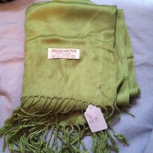 Super warm Green scarf! 💯%cashmere so nice!