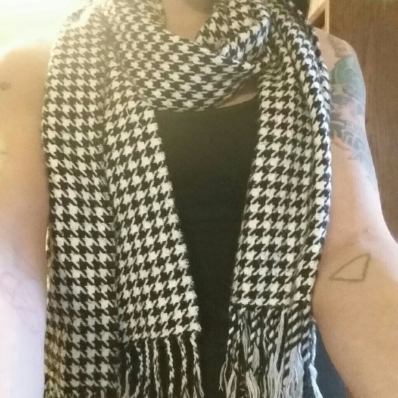 Houndstooth scarf