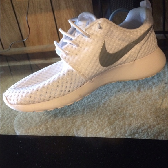 Nike Shoes - White nike roshe runs