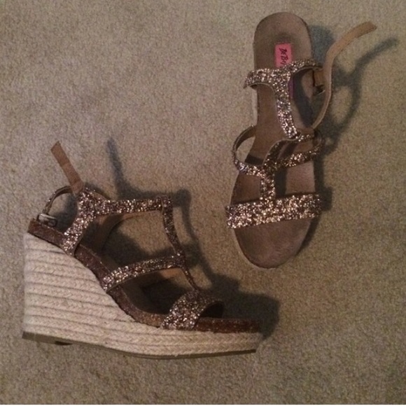 Betsy Johnson wedges - Picture 2 of 2