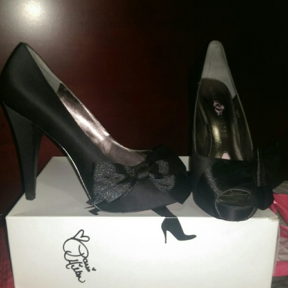 Paris Hilton peep toe