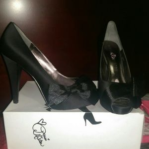 Paris Hilton peep toe