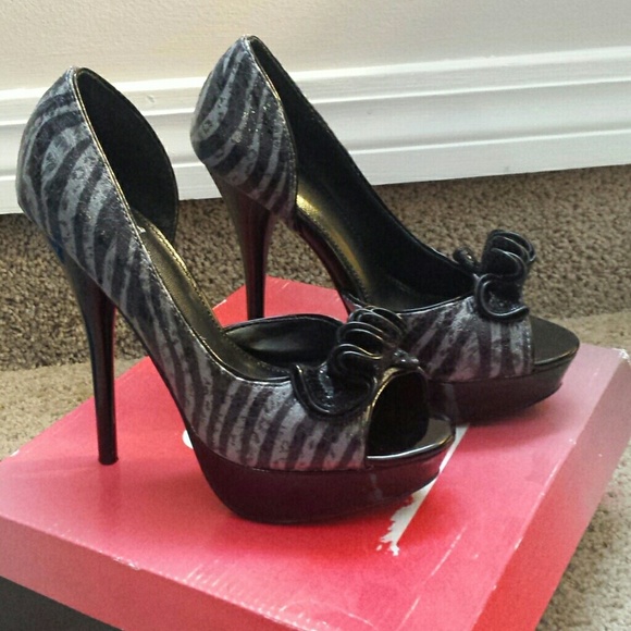 Adorable, only worn once! - Picture 1 of 3