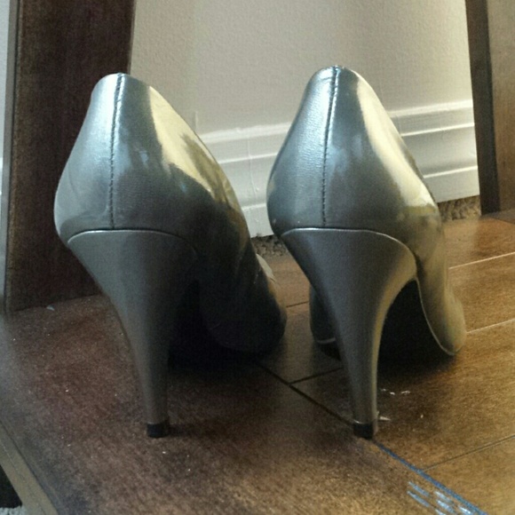 Gently used, perfect for all occasions! - Picture 2 of 2