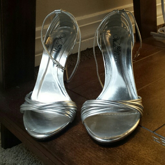 Worn once on a cruise! - Picture 1 of 4