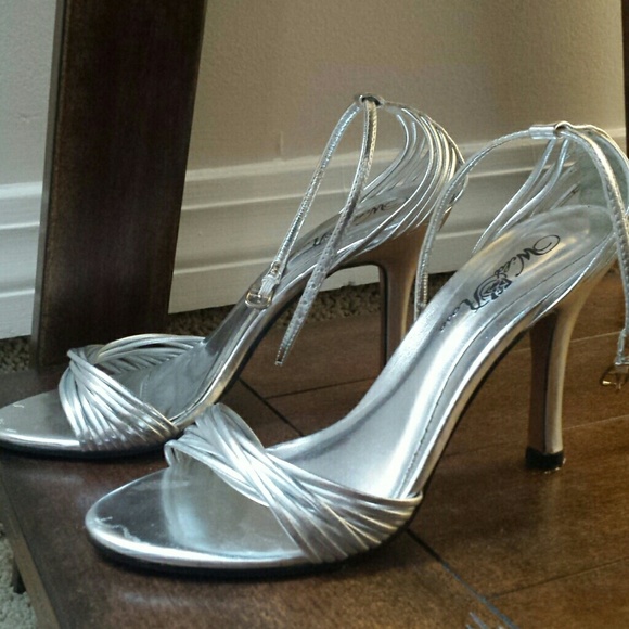 Worn once on a cruise! - Picture 2 of 4