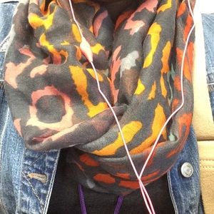 Cute , cheetah print scarf .