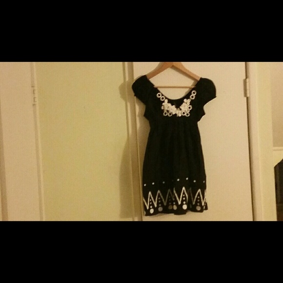 Bundle! 2 Cute dresses - Picture 3 of 4