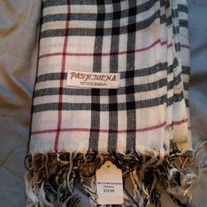 Super cute fall scarf 💯% cashmere!😍