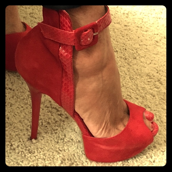 Bebe Lucie Cherry Red size 9