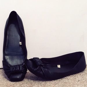 Box-Toe Black Ballet Flats with Bow