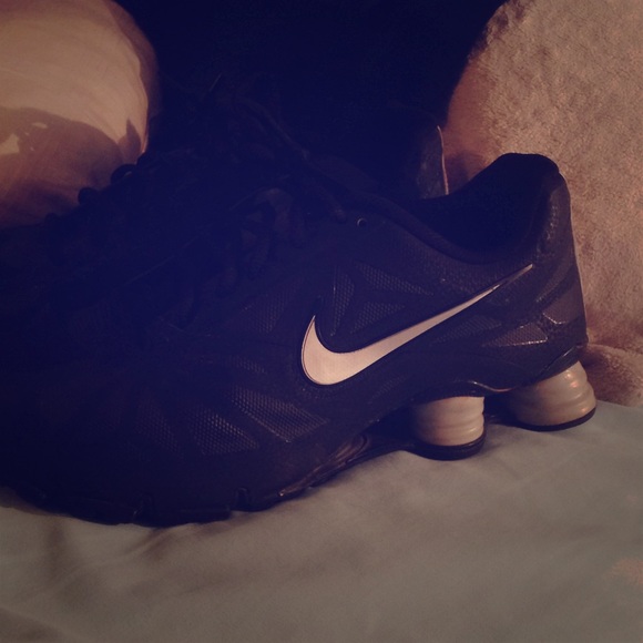 MENS!! Black nike shocks