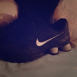 MENS!! Black nike shocks