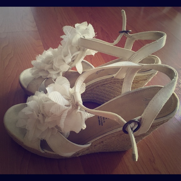 Beautiful H&M flower wedge