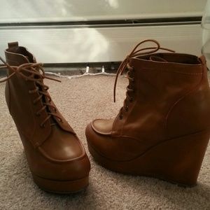 Deena & Oost platform booties, faux leather, tan