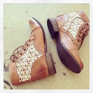 Steven madden cognac crochet booties