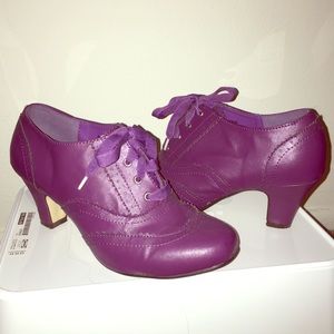 Oxford inspired retro purple leather heels