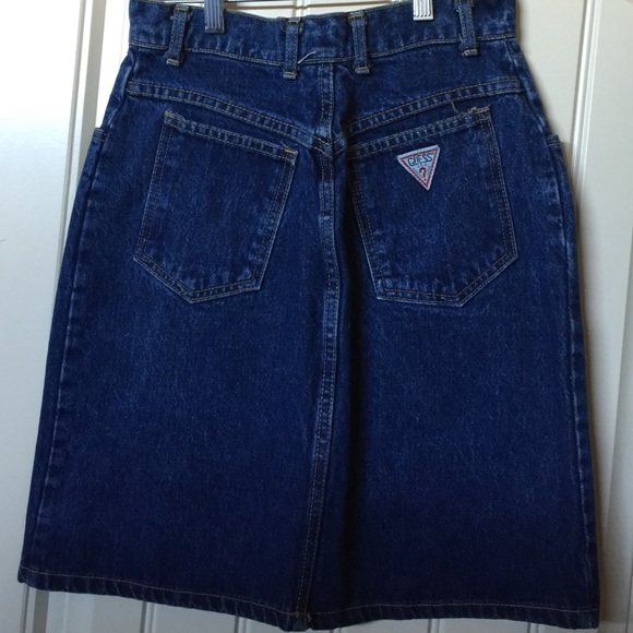 Guess denim skirt 👖💙waist is 26 inches - Picture 2 of 4