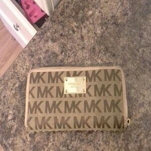 Michael kors signature wallet