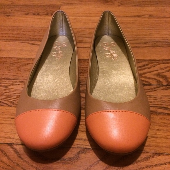Seychelles flats. Tan with coral/salmon toe.