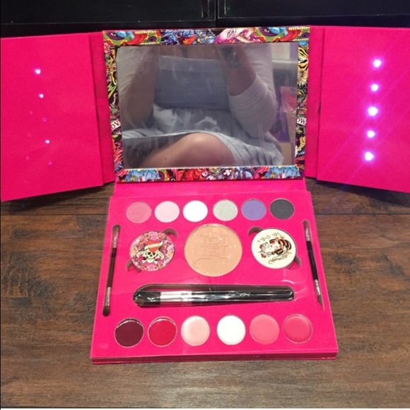 AUTHENTIC ED HARDY MAKE UP KIT