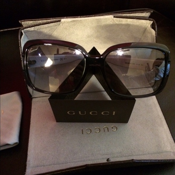 Gucci sunglasses!Comes with Case and Duster display picture 2