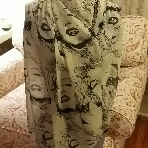 Chic Marylin Monroe scarf NWOT