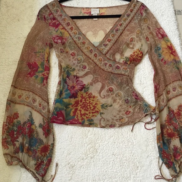 Beautiful blouse - Picture 2 of 4