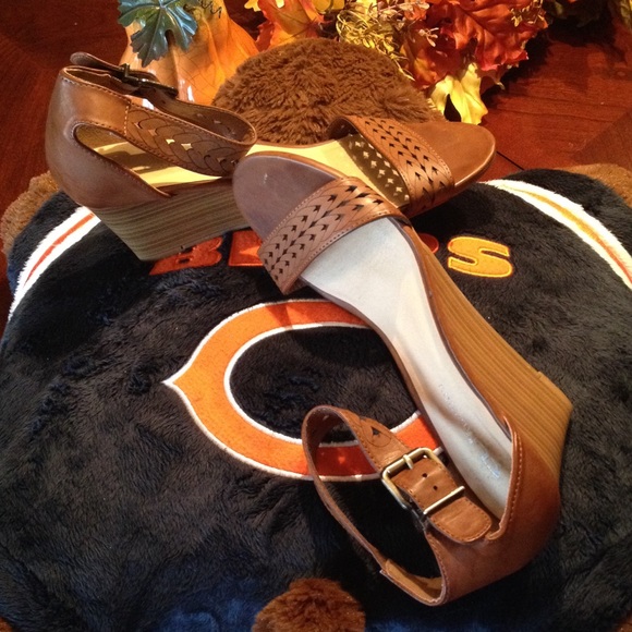 Leather Ankle Strap Sandals in Saddle