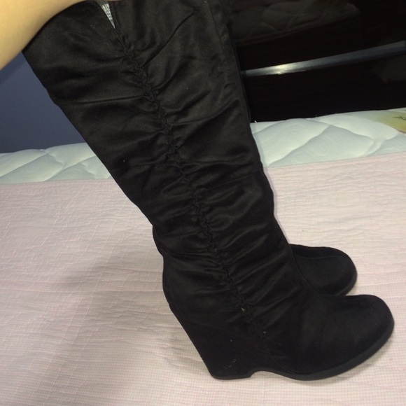 BLACK BOOTS