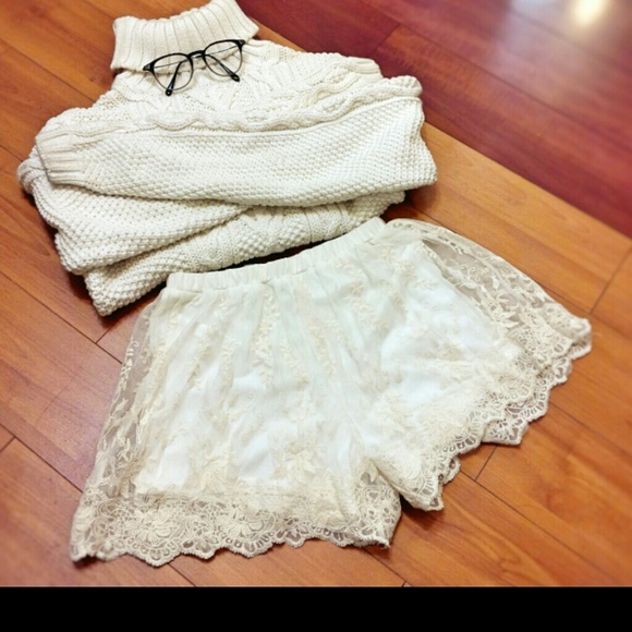 Cute mesh floral shorts!