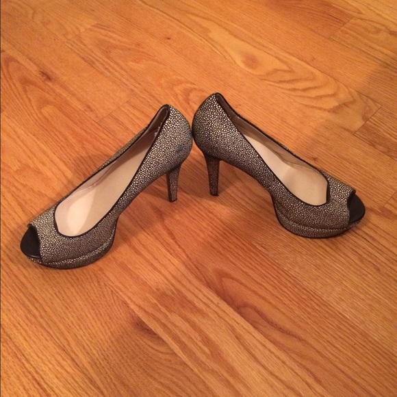 Calvin Klein sz 8.5 pebbles black and cream heels