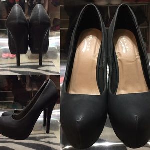 BLACK MATTE FAUX LEATHER PUMPS