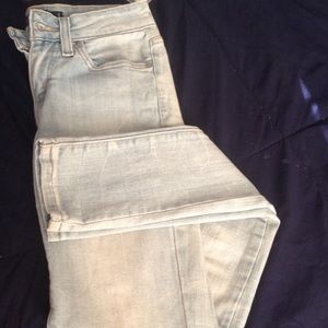 Light wash Levi Skinny Jeans
