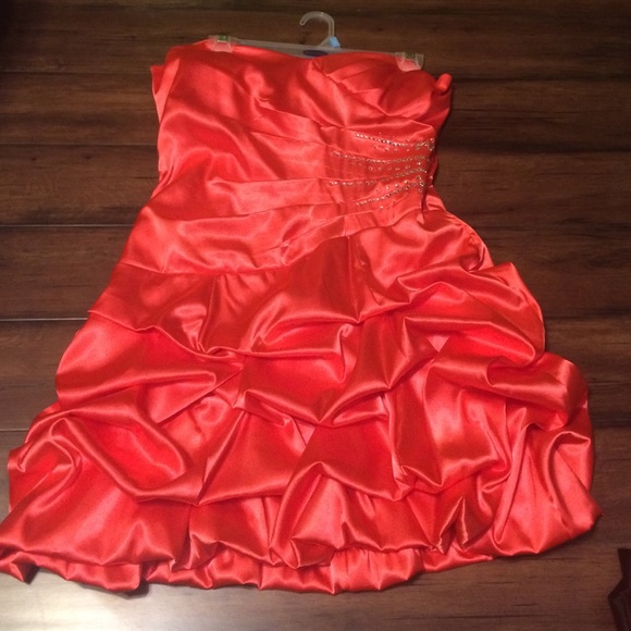 Orange strapless dress!!