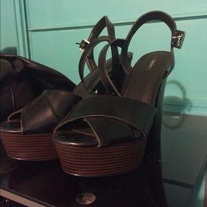 🚫Sold🚫 Black and brown heels