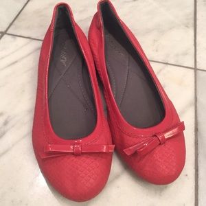 DKNY flats