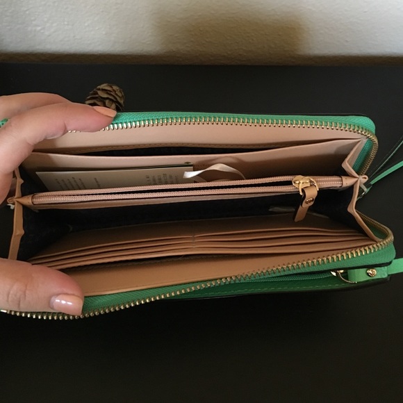 🍀BNWT green Kate Spade Wallet/Wristlet🍀 - Picture 2 of 4