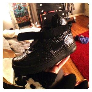 WORN ONCE NIKE AIR FORCE ONE HI's