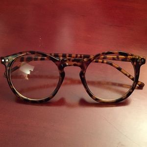 Tortoise shell round glasses