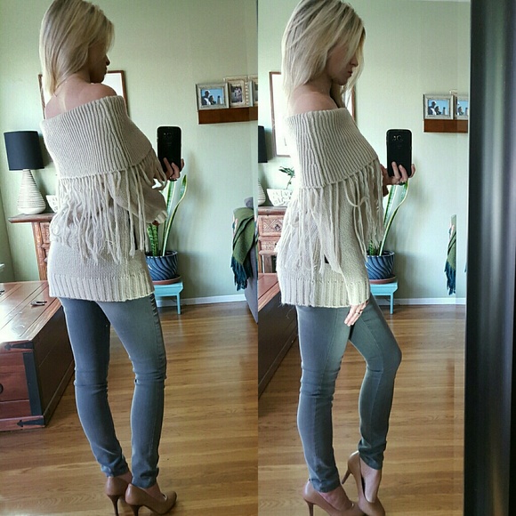 RESERVED BCBG Off The Shoulder Top - Picture 3 of 4