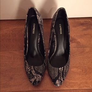 Snakeskin print wedges