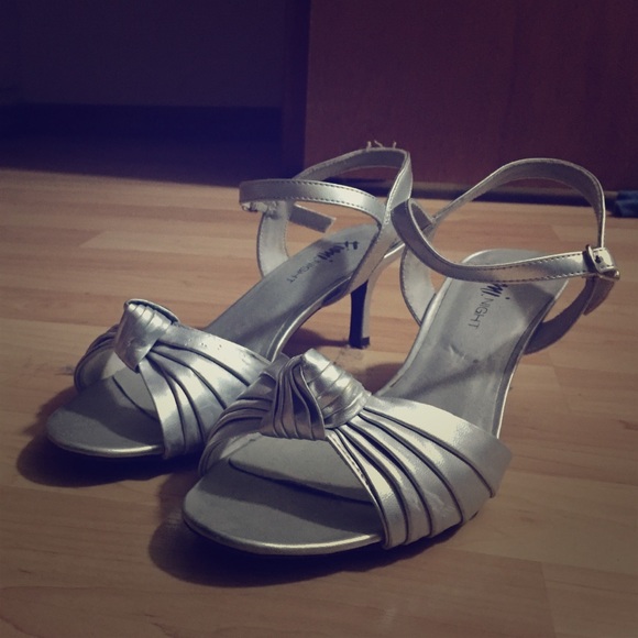 Size 8 women's Fioni night silver heels