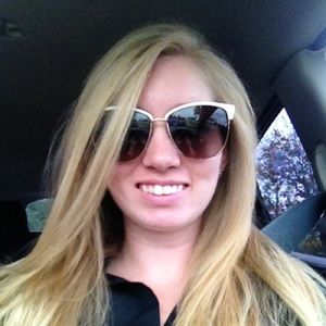 Meet your Posher, Dena