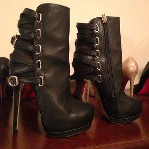 Bebe booties. Size 6.