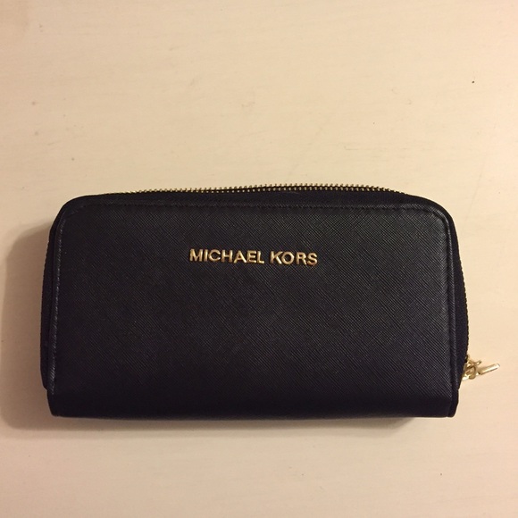 Non-authentic Micheal Kors wallet