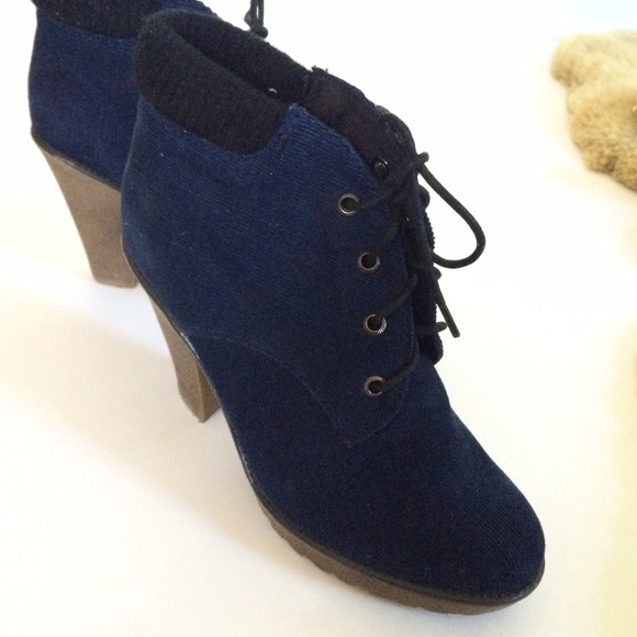 Urban Outfitters Blue Gum Heeled Lace Up Boots - Picture 2 of 3