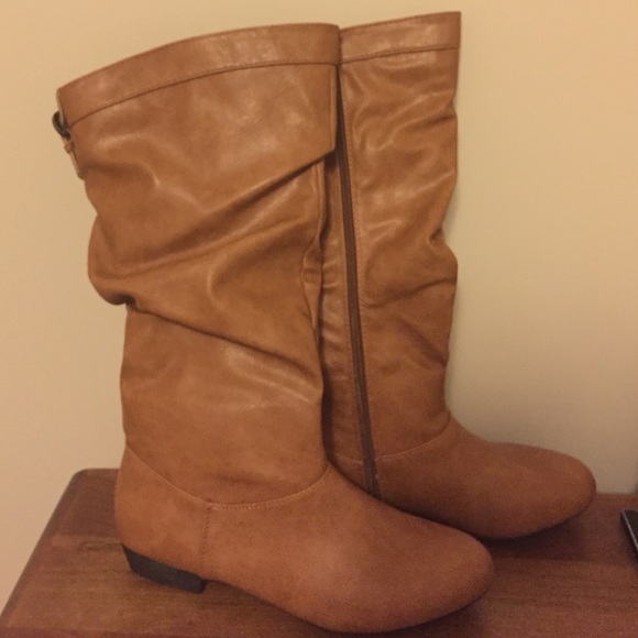 NWOT- *never worn* Tan boots