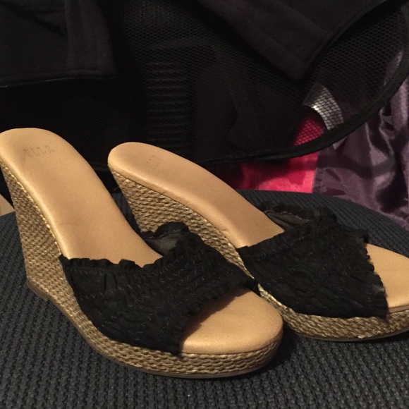 Elle black wedges