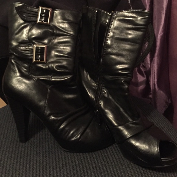 Bay Studio black open toe wedges